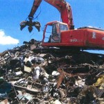 In 20 I 0 there was such a high inflow of scrap material that this machine had to sit on top of approximately
12 metres of scrap while loading trucks, over the wall, outside of the facility in Benrose.